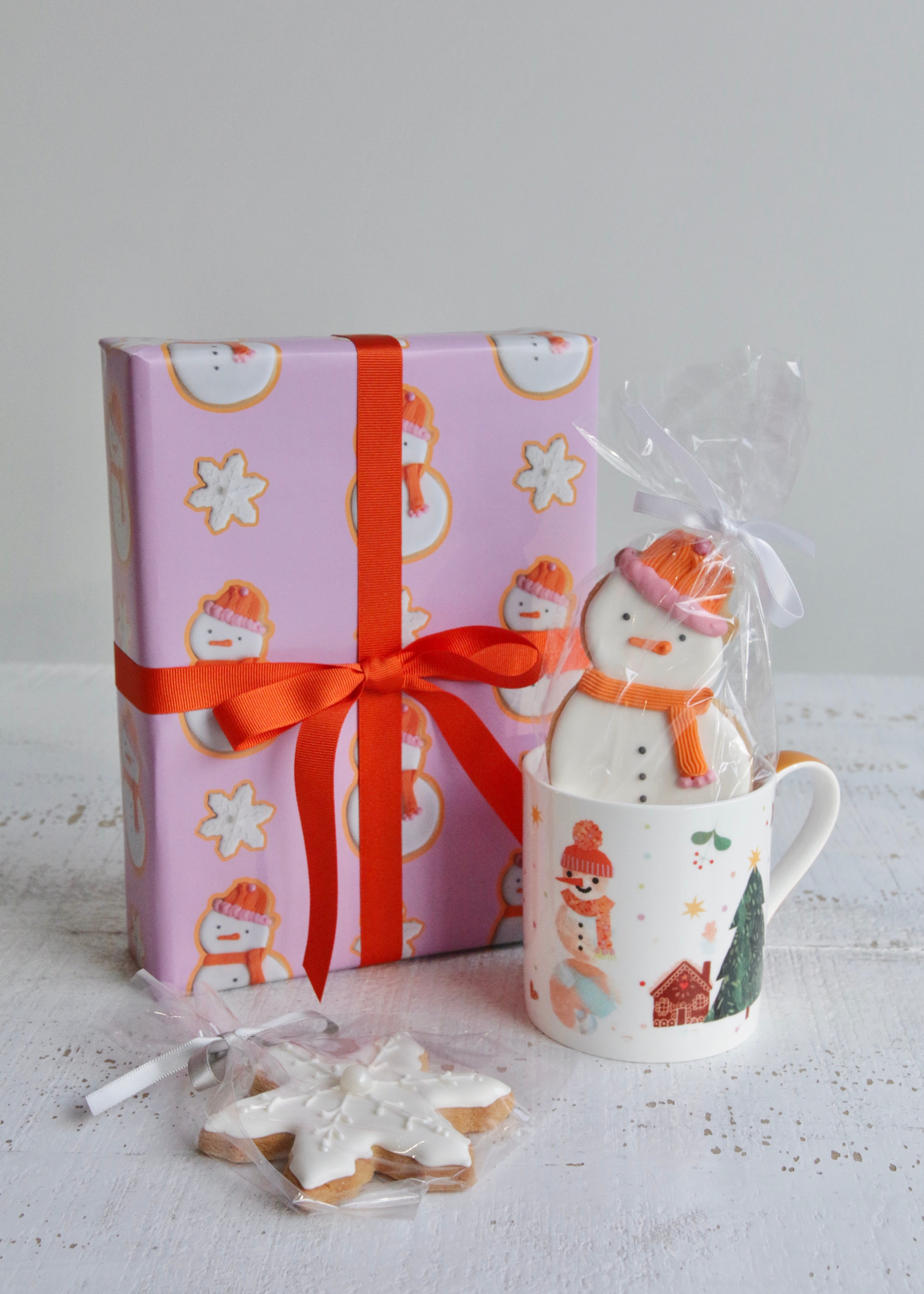 Christmas Snowman Biscuit Wrapping Paper Standing with Card, Mug and Biscuit