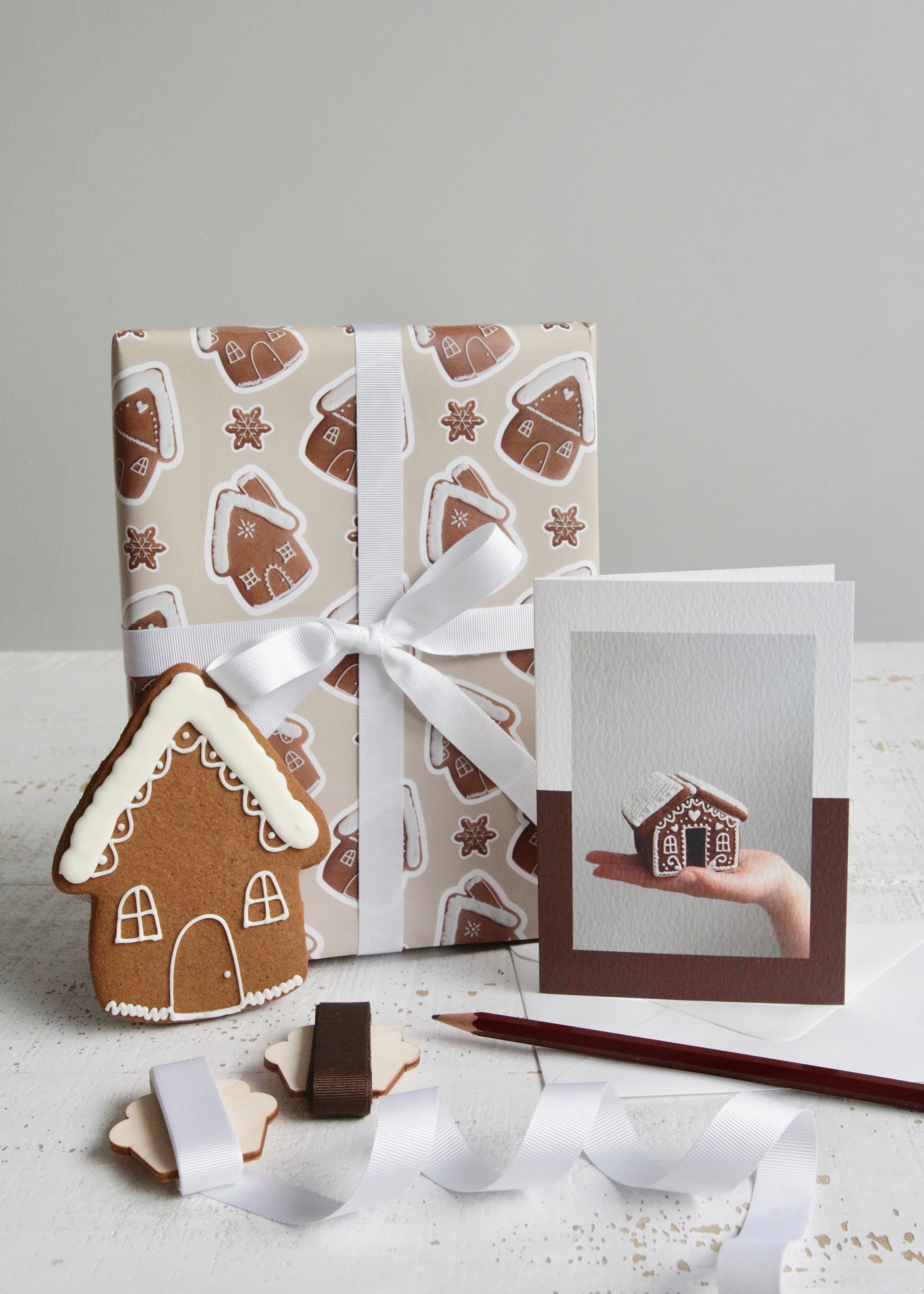 Gingerbread House Wrapping Paper Box with House and Card