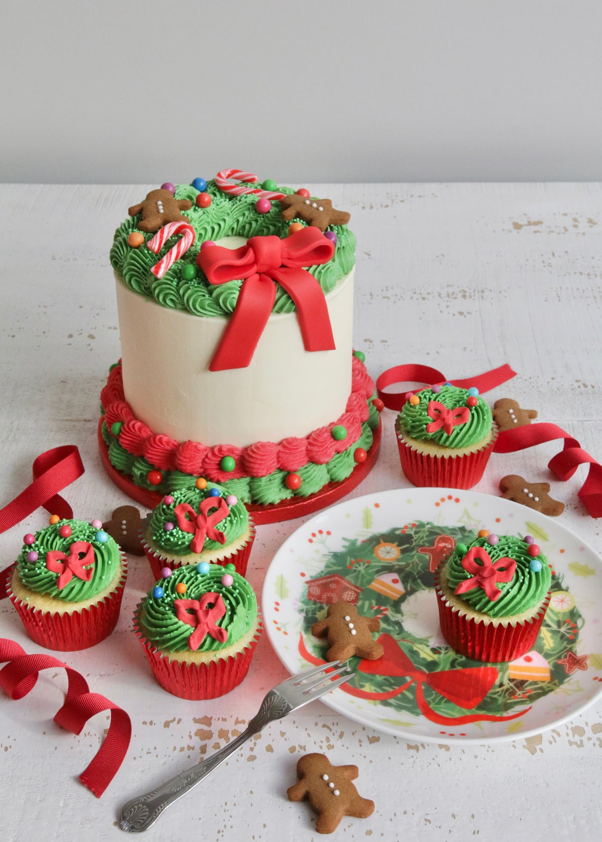 Christmas Wreath Cake, Cupcakes and Plate